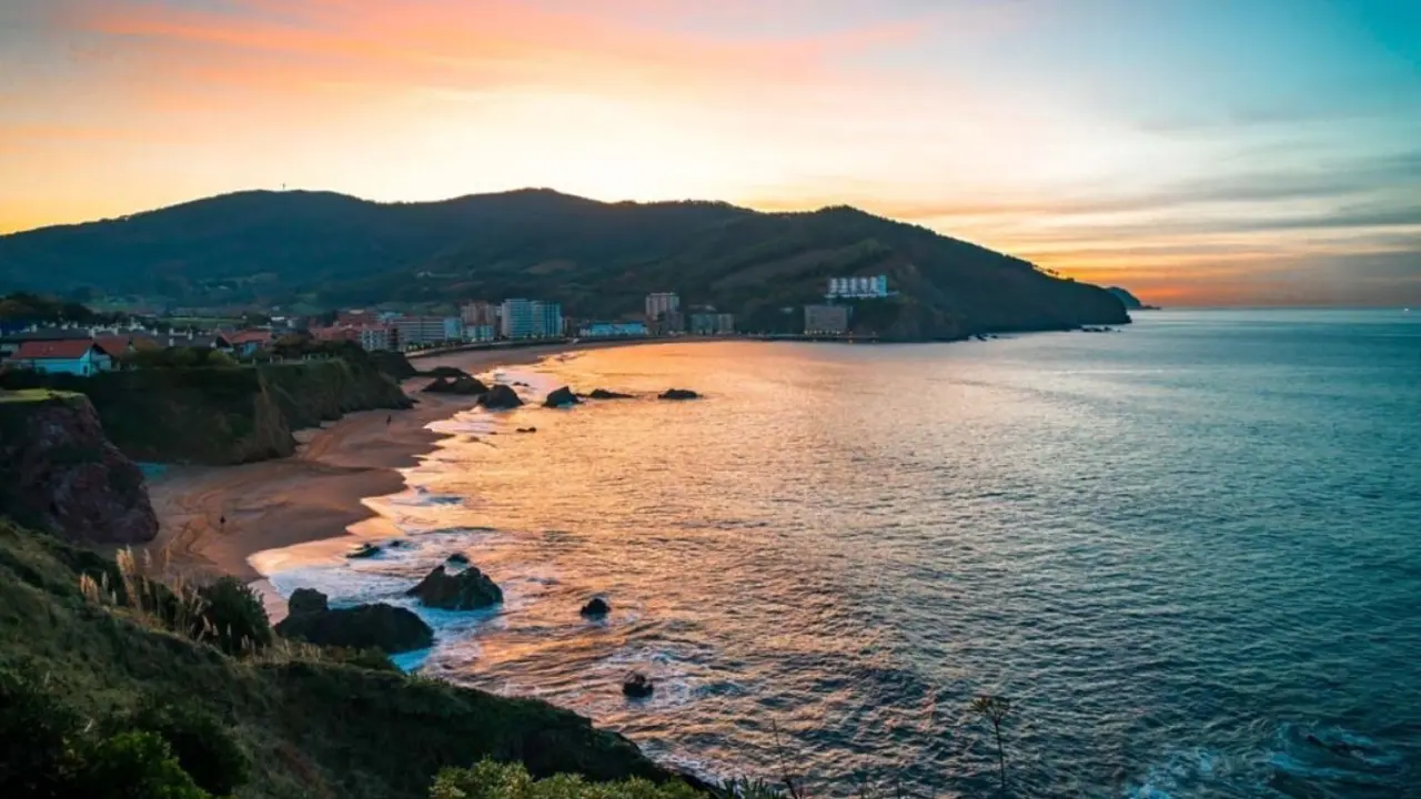 Una de las playas m&aacute;s bonitas del norte y a 3 horas de Zaragoza
