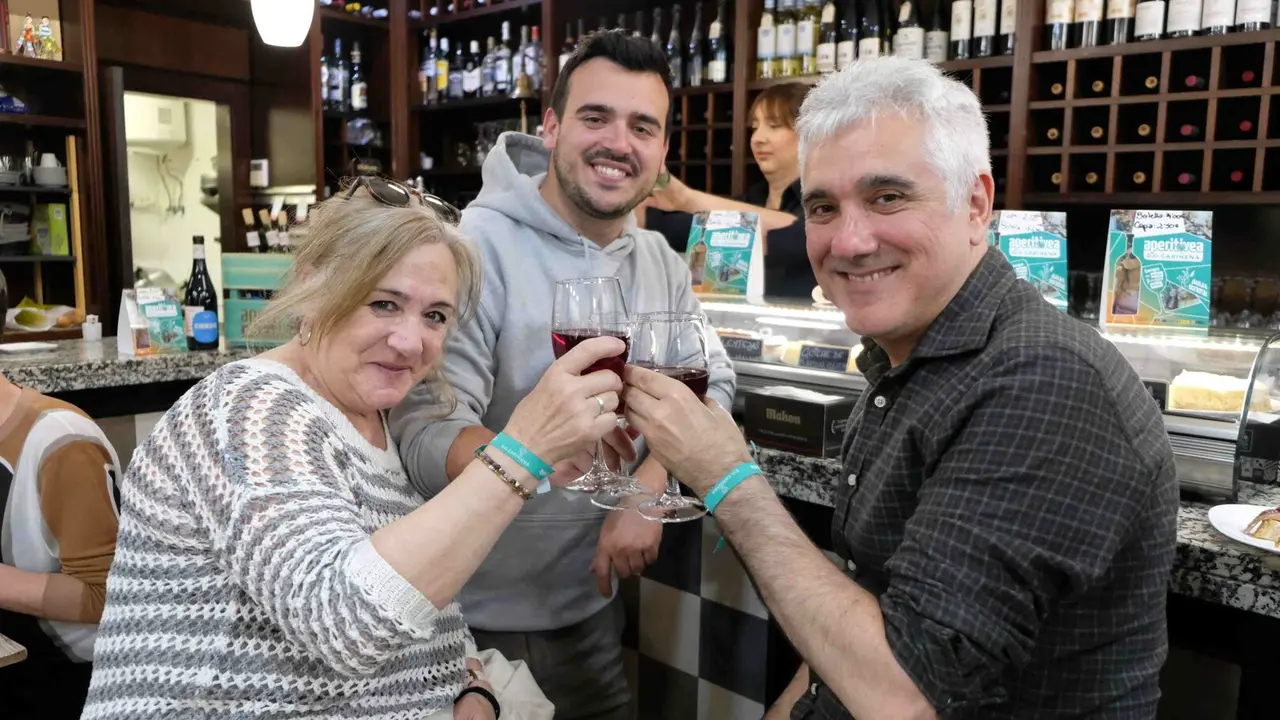 Aperitivea con DO CARI&Ntilde;ENA-Casco Viejo-brindis. FOTO JOHANNA AZNAR - MAASZOOM