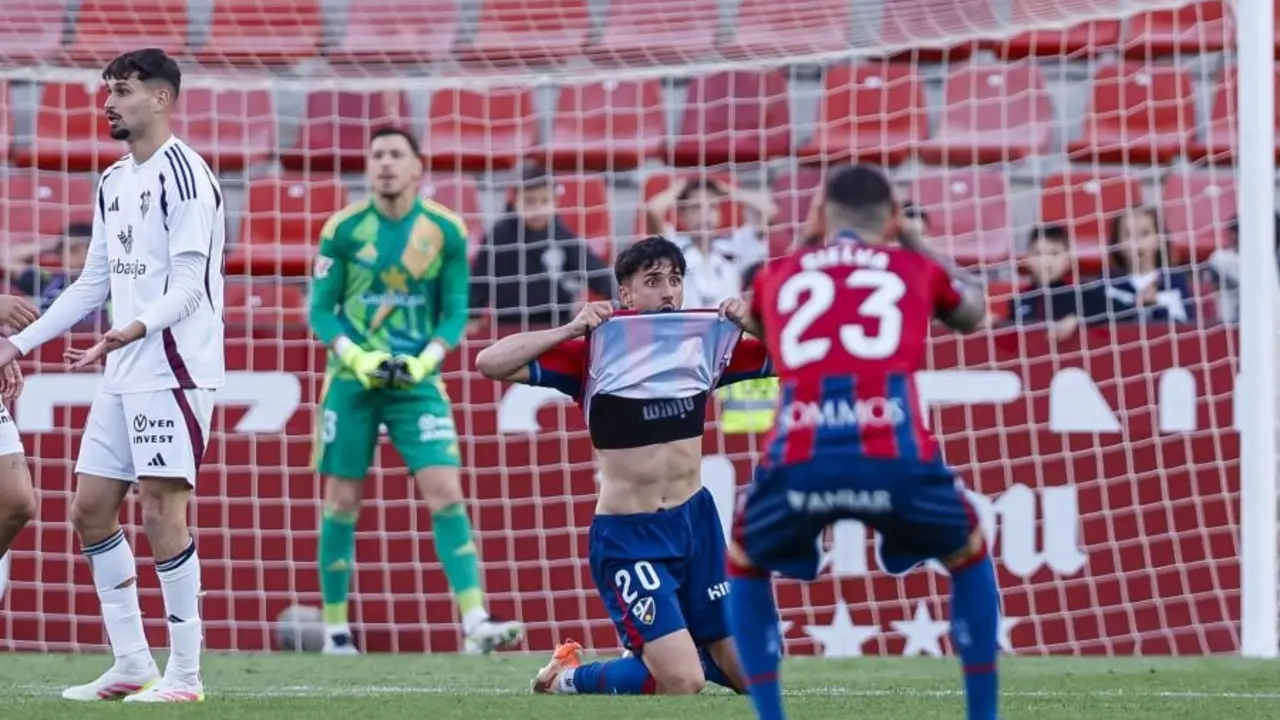 Jugadores de la SD Huesca ante el Albacete / LaLiga