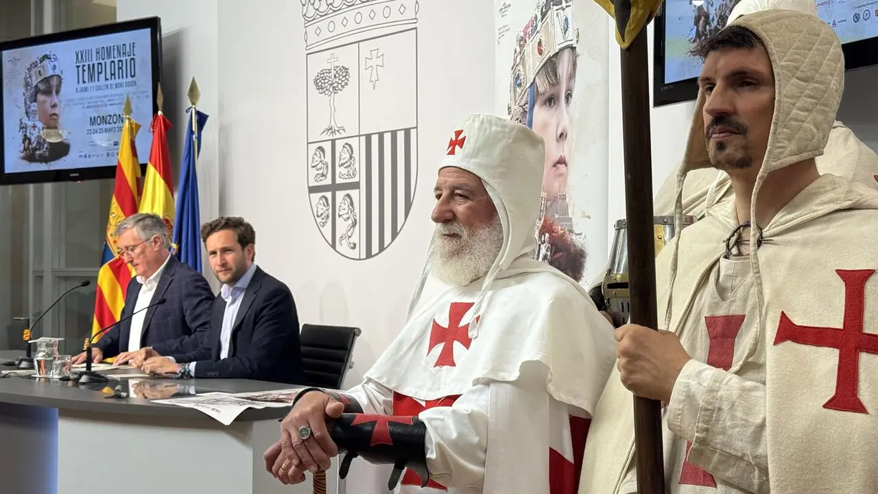 El consejero de Medio Ambiente y Turismo, Manuel Blasco, y el alcalde de Monz&oacute;n, Isaac Calver. /Gobierno de Arag&oacute;n