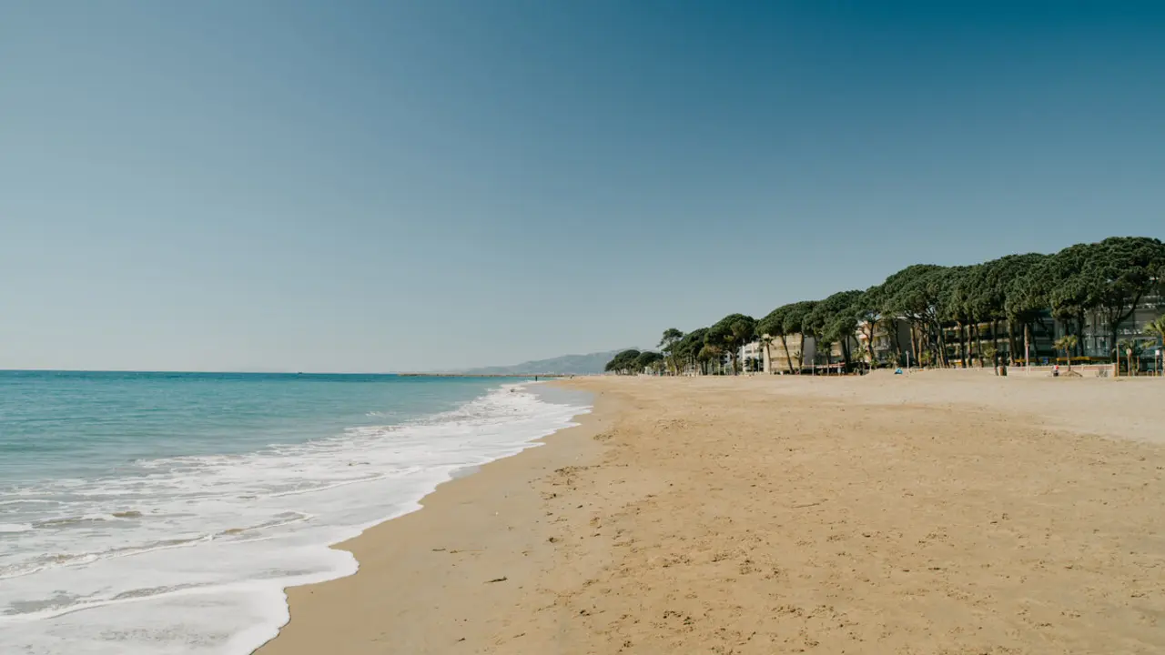 La 'paradisiaca' playa entre Salou y Cambrils: a 2 horas de Zaragoza y m&aacute;s tranquila ./ Turismo Cambrils