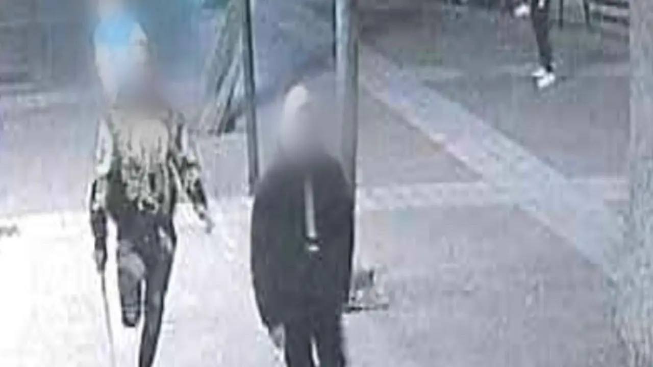 Imagen de 'Trinitarios' en Zaragoza y su l&iacute;der empu&ntilde;ando un cuchillo/H.A.