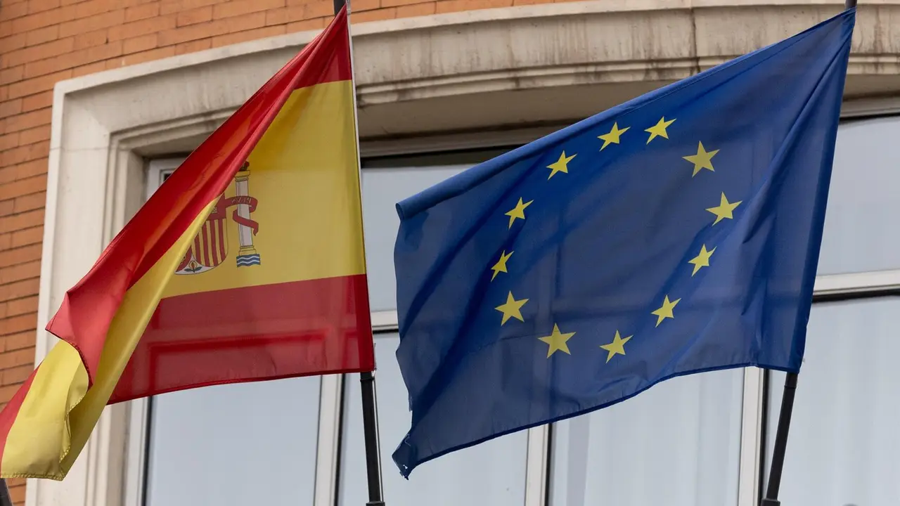 Una bandera de la Uni&oacute;n Europea junto a una bandera de Espa&ntilde;a. /EP