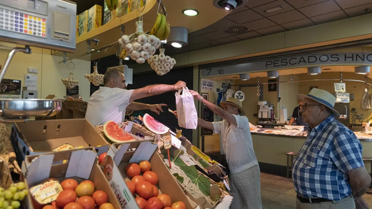 Un puesto de frutas y verduras de un mercado / ep