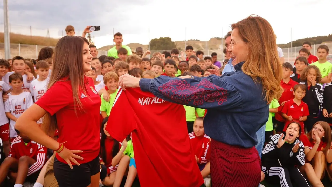 El barrio rural de Juslibol estrena campo de f&uacute;tbol 7 tras una inversi&oacute;n municipal de 317.824 euros. La alcaldesa, Natalia Chueca, ha asistido a la inauguraci&oacute;n, donde entrenan numerosos escolares - TONI GAL&Aacute;N