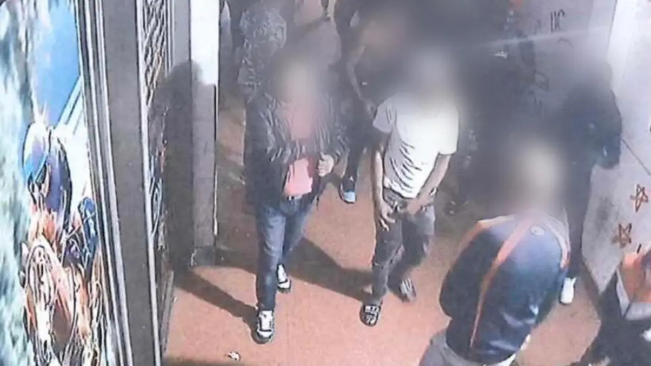 Imagen de los presuntos agresores iniciando el ataque hac&iacute;a la v&iacute;ctima /Cedida a H.A.