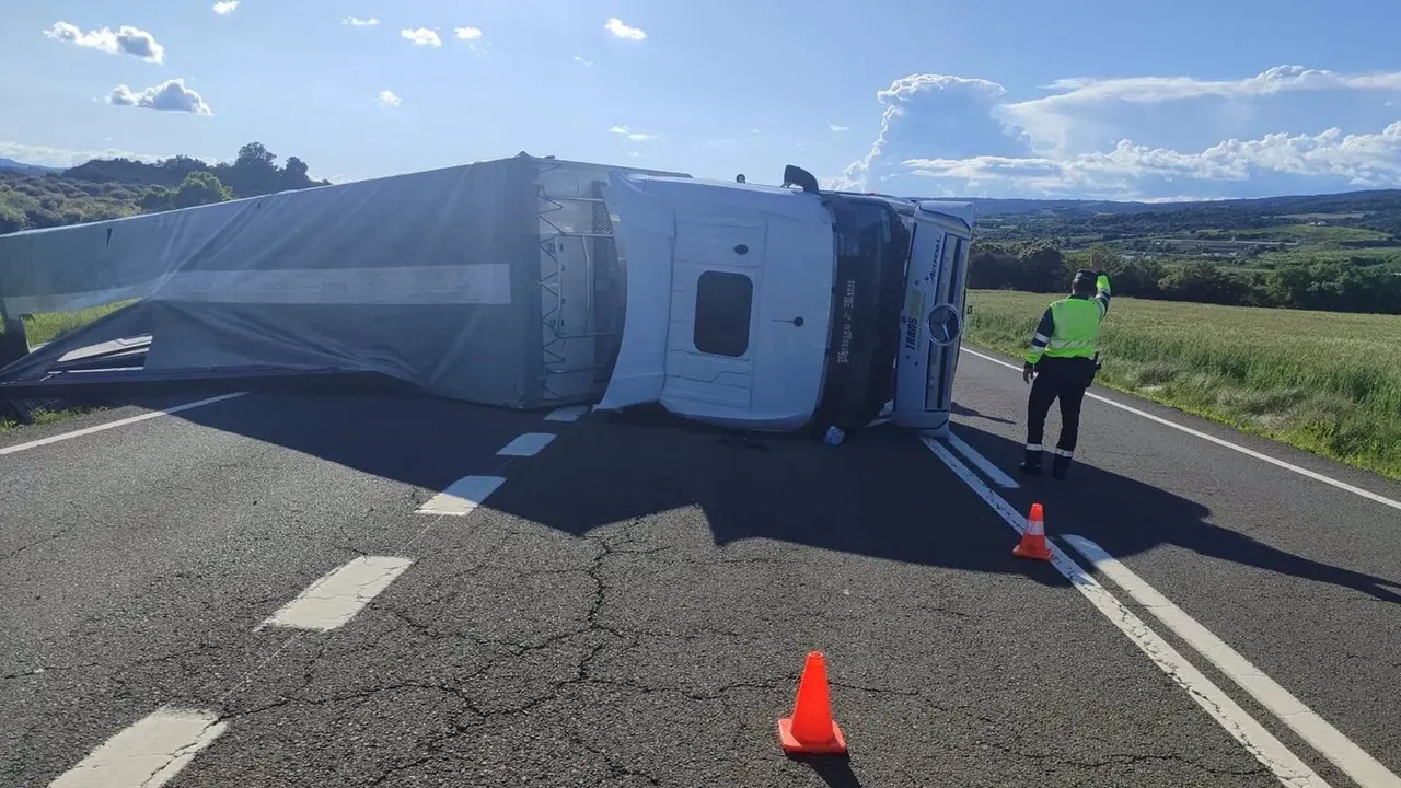 Cami&oacute;n accidentado. / GUARDIA CIVIL