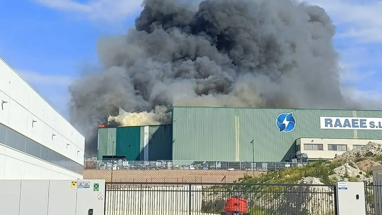Incendio en una empresa de reciclaje. / AZ