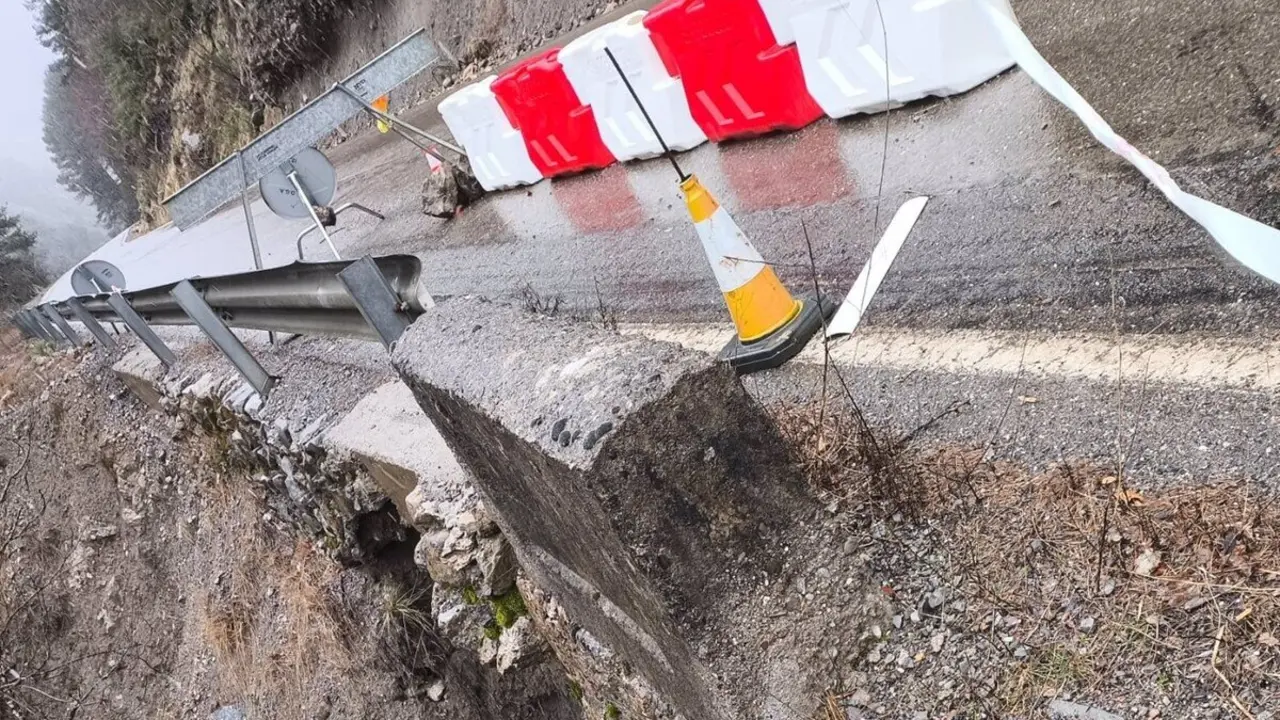 Socav&oacute;n en la A-2609, a su paso por Plan (Huesca). - AYUNTAMIENTO DE PLAN