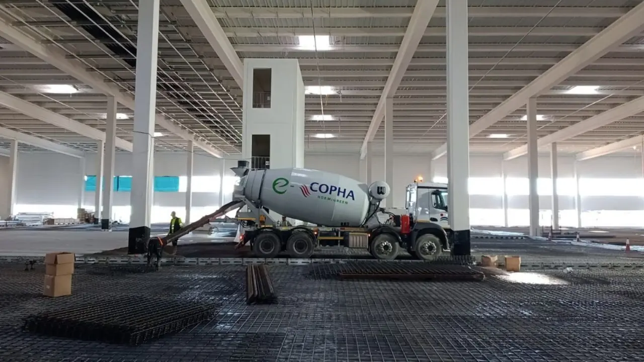 Suministro de Hormigreen en la nave de Inditex de Malpica. / GRUPO MLN