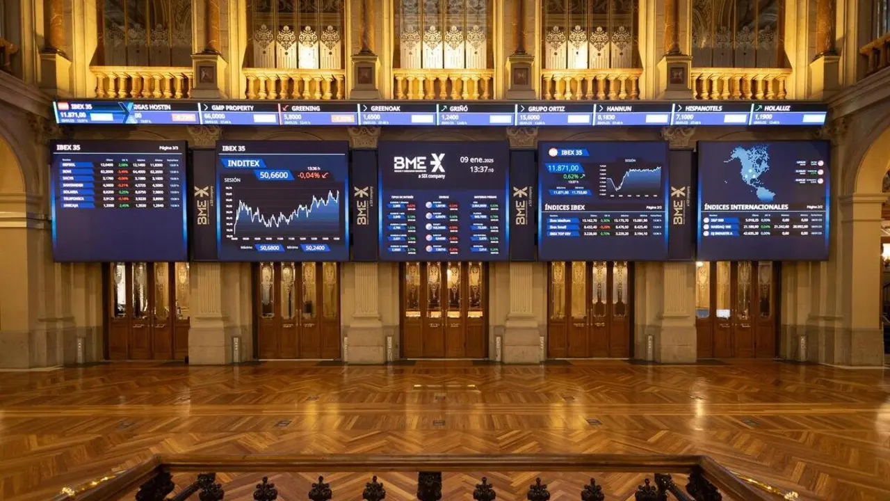 Archivo - Paneles del Ibex, en el Palacio de la Bolsa de Madrid, a 9 de enero de 2024, en Madrid (Espa&ntilde;a). - Eduardo Parra - Europa Press - Archivo