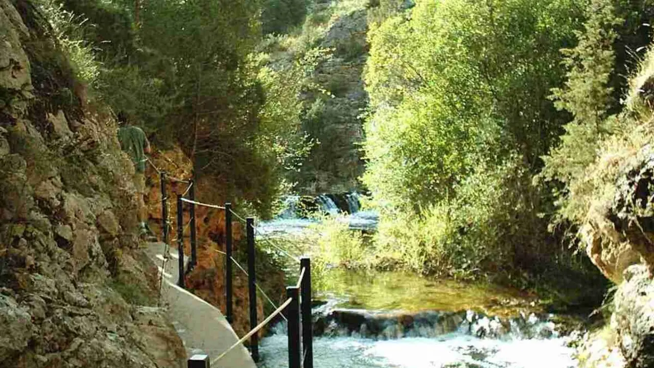 El pueblo de Teruel con nombre de p&aacute;jaro, una triste leyenda y atravesado por un r&iacute;o