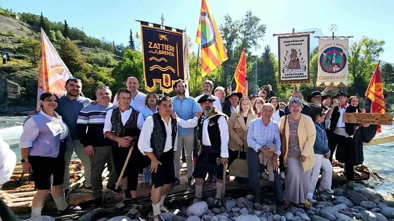 El presidente de la DPH, Isaac Claver, en el centro, la consejera de Educaci&oacute;n, Cultura y Deporte, Tomasa Hern&aacute;ndez, y el resto de representanets p&uacute;blicos junto a un grupo de nabateros en el Encuentro Internacional de Nabatas celebrado este s&aacute;bado - DPH