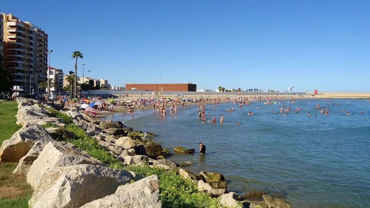 La playa a menos de 2 horas de Teruel que lo tiene todo: fiesta, relax y Bandera Azul
