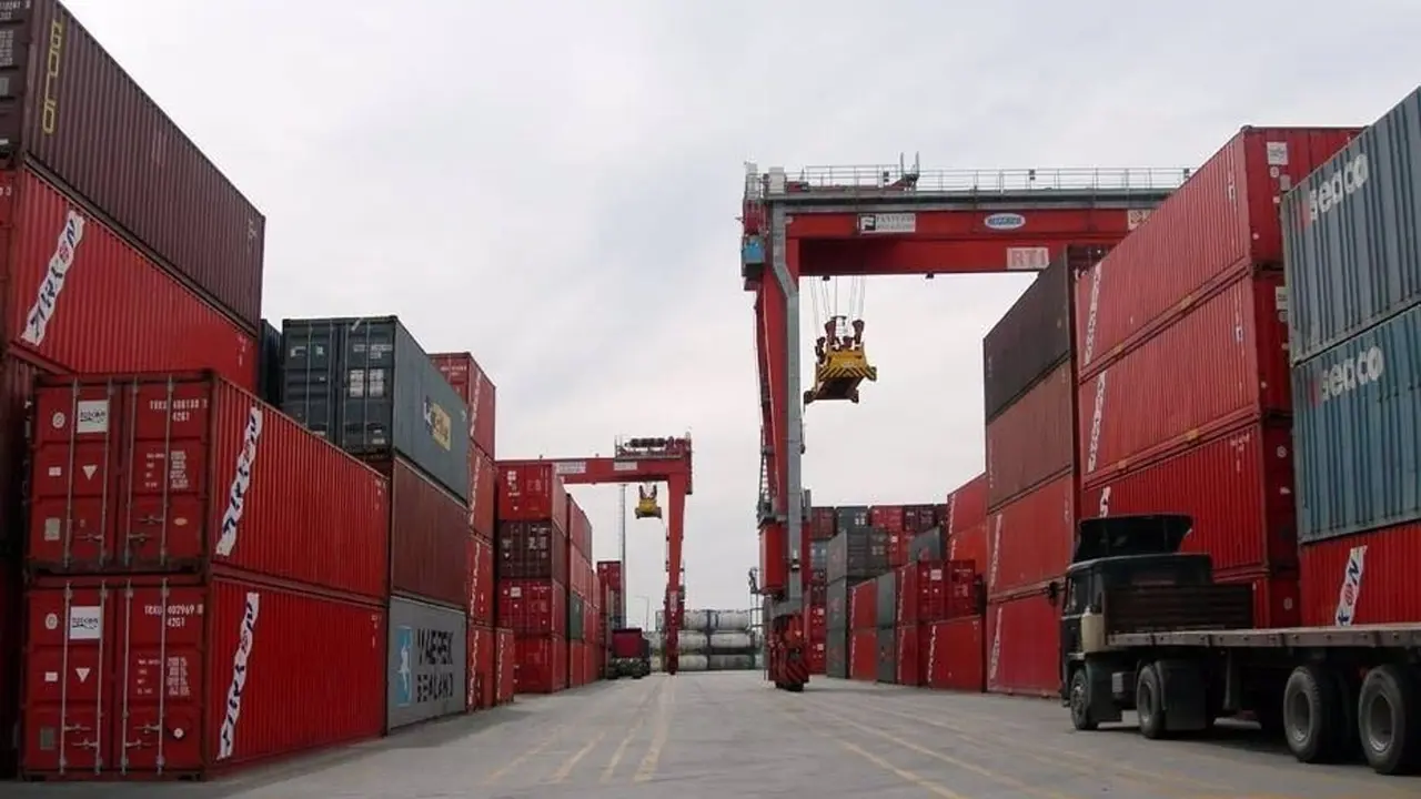 Contenedores de exportaci&oacute;n. / EP