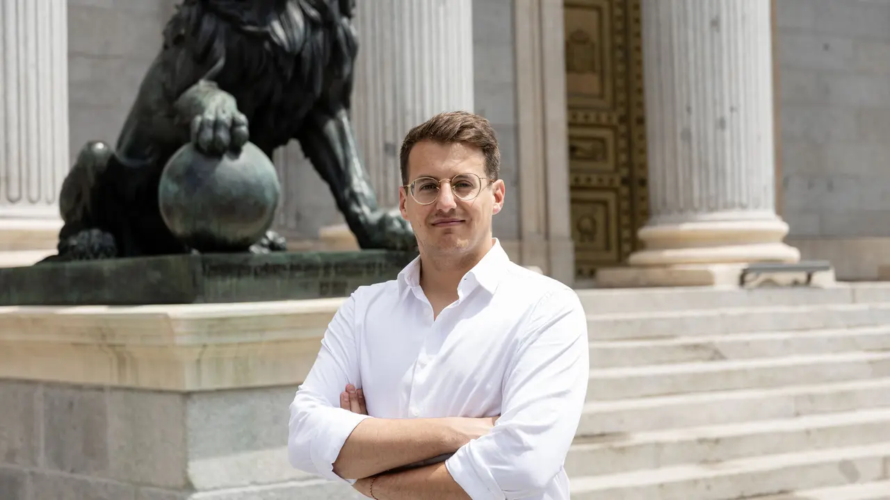 Jorge Pueyo, diputado de Sumar, delante del Congreso de los Diputadois
