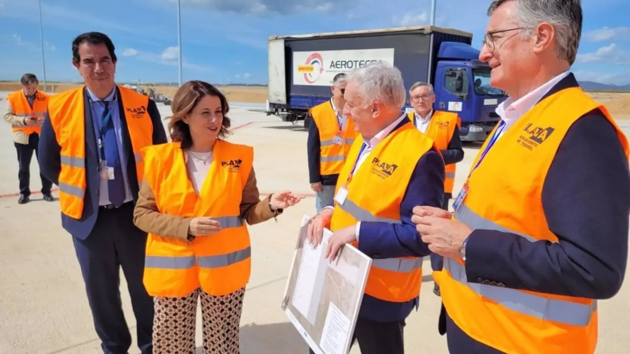 El presidente del Consorcio del Aeropuerto de Teruel, Octavio L&oacute;pez, entre Emma Buj y Manuel Blasco, vicepresidenta y miembro del Consejo Rector, en la visita al nuevo espacio para estacionamiento de aviones. - GOBIERNO DE ARAG&Oacute;N
