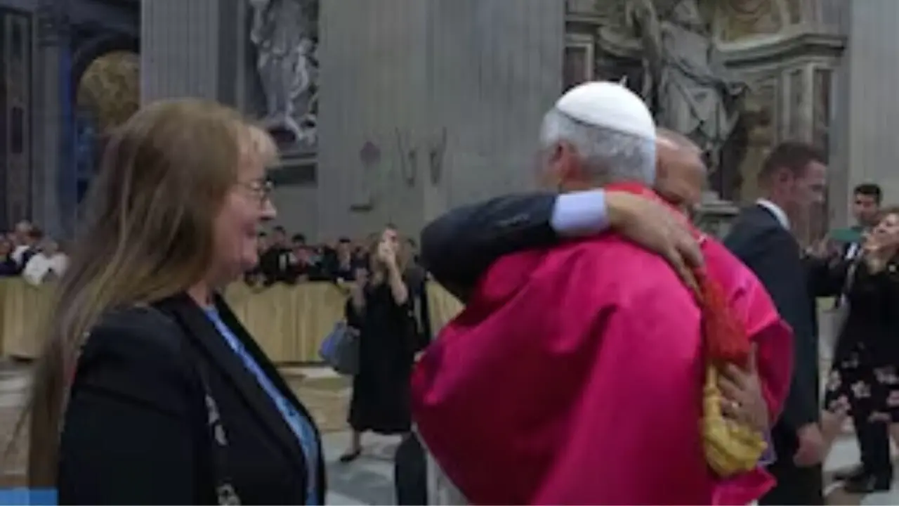 El abrazo del Papa Le&oacute;n XIV salt&aacute;ndose el protocolo