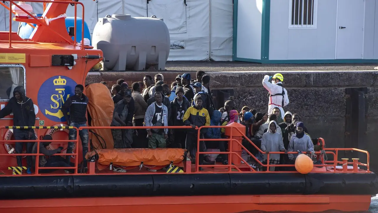 Una lancha de Salvamento Mar&iacute;timo tras el rescate de un cayuco a su llegada al Puerto de la Restinga. / EP