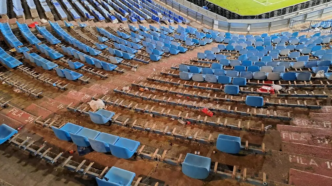 Grada de La Romareda sin asientos antes del derribo del Gol Sur