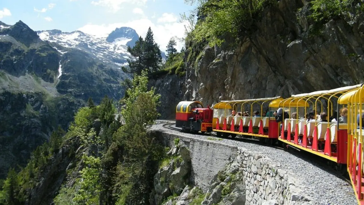 El tren con vistas de postal desde 2.000 metros y un lago esmeralda cerca de Arag&oacute;n ./ Tripadvisor