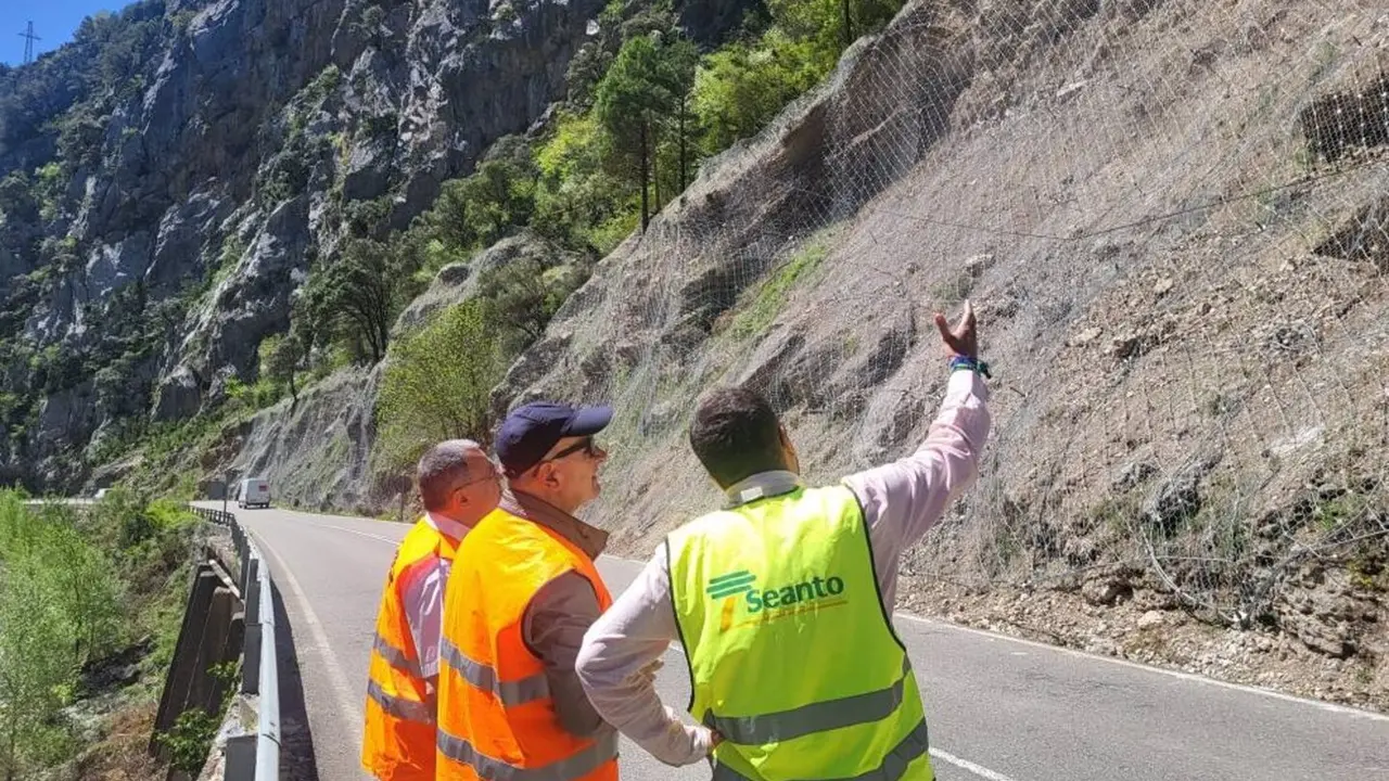 Iguel &Aacute;ngel Arminio ha comprobado la eficacia de la soluci&oacute;n planteada en la ladera junto al t&uacute;nel de las Devotas. - GOBIENO DE ARAG&Oacute;N