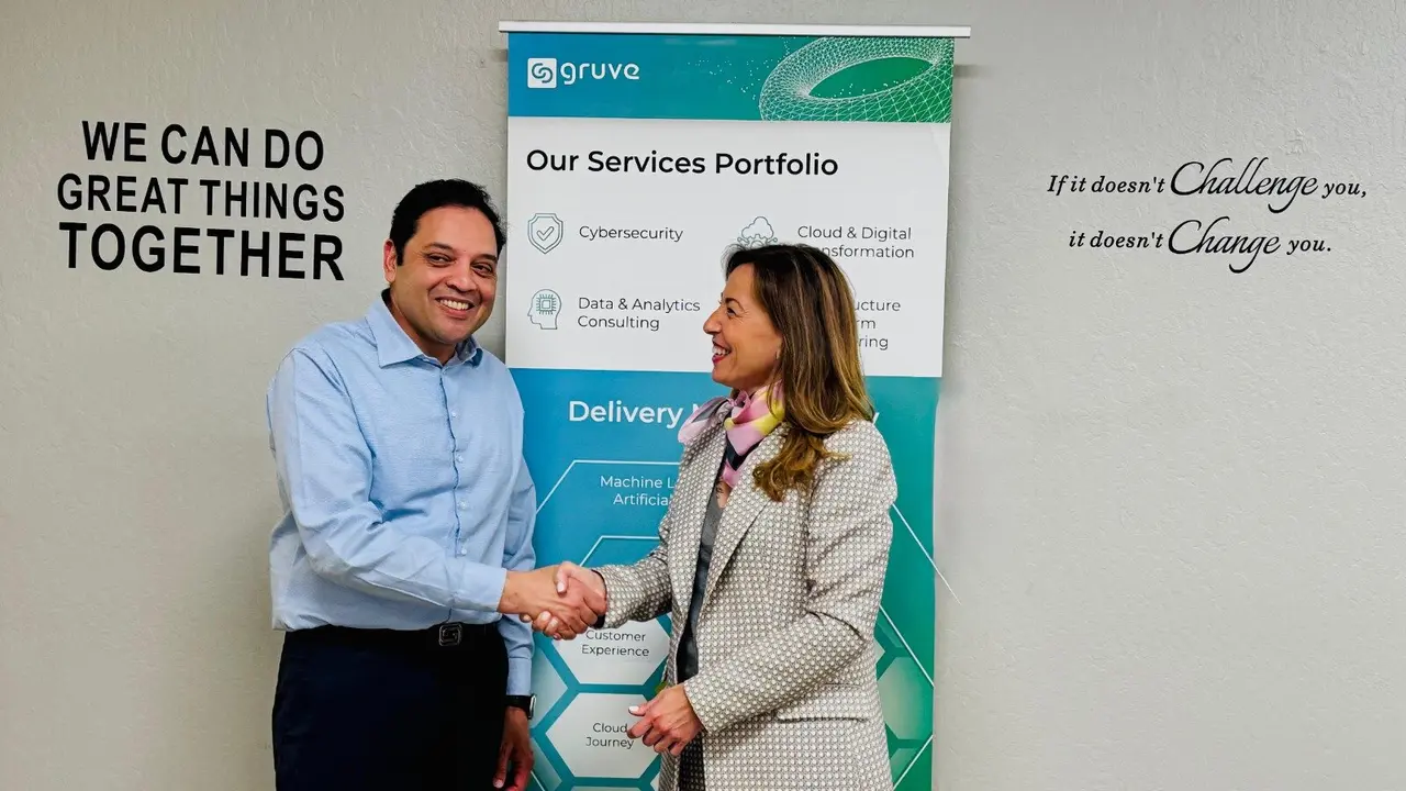 Natalia Chueca, con el consejero delegado de la empresa Gruve.ai, Tarun Raisoni. / AZ