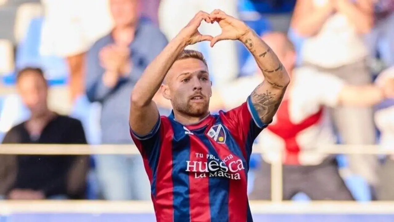 Diego Gonz&aacute;lez celebrando su gol en el SD Huesca - Elche / LaLiga