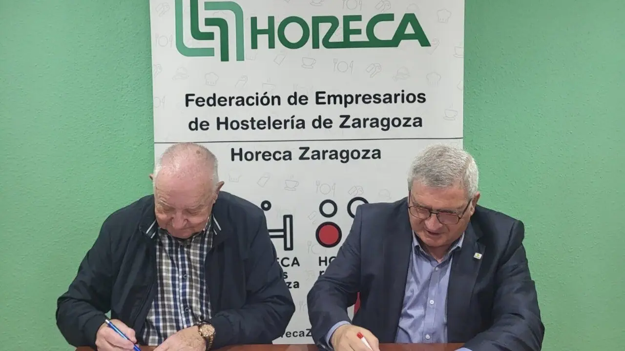 Firma entre Asociaci&oacute;n de Usuarios de Veladores de Zaragoza y Horeca