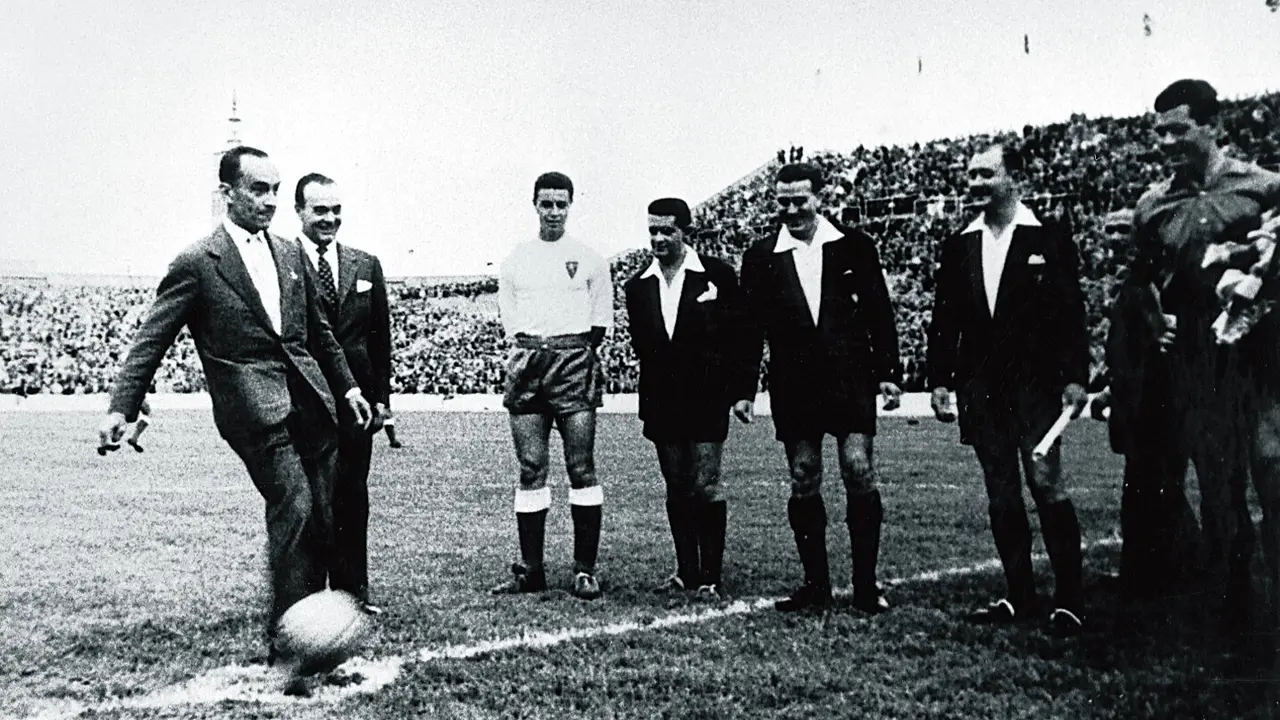 Saque de honor en la inauguraci&oacute;n de La Romareda