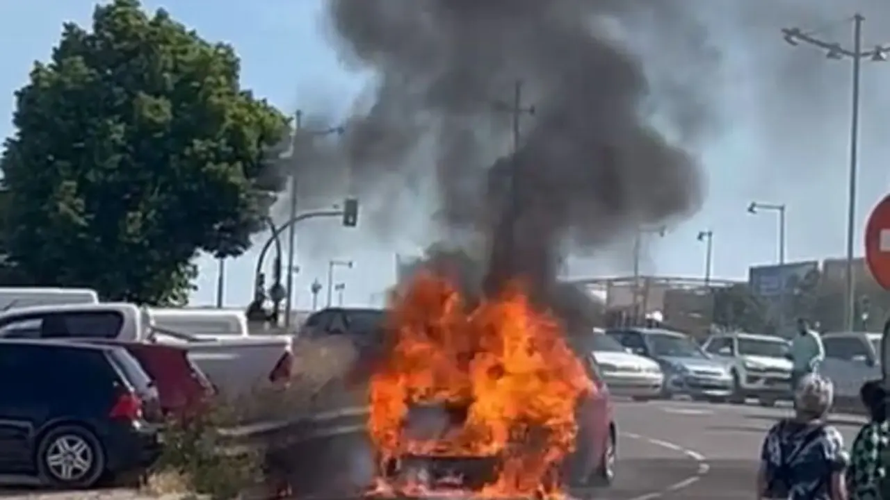 Incendio de un coche esta ma&ntilde;ana en Zaragoza.