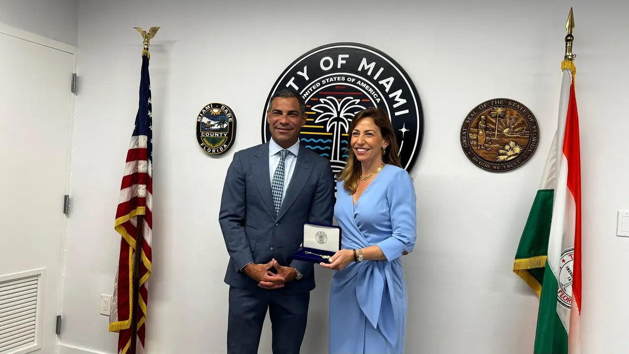 El alcalde de Miami, Francis Su&aacute;rez, con la alcaldesa de Zaragoza, la Natalia Chueca. / AZ