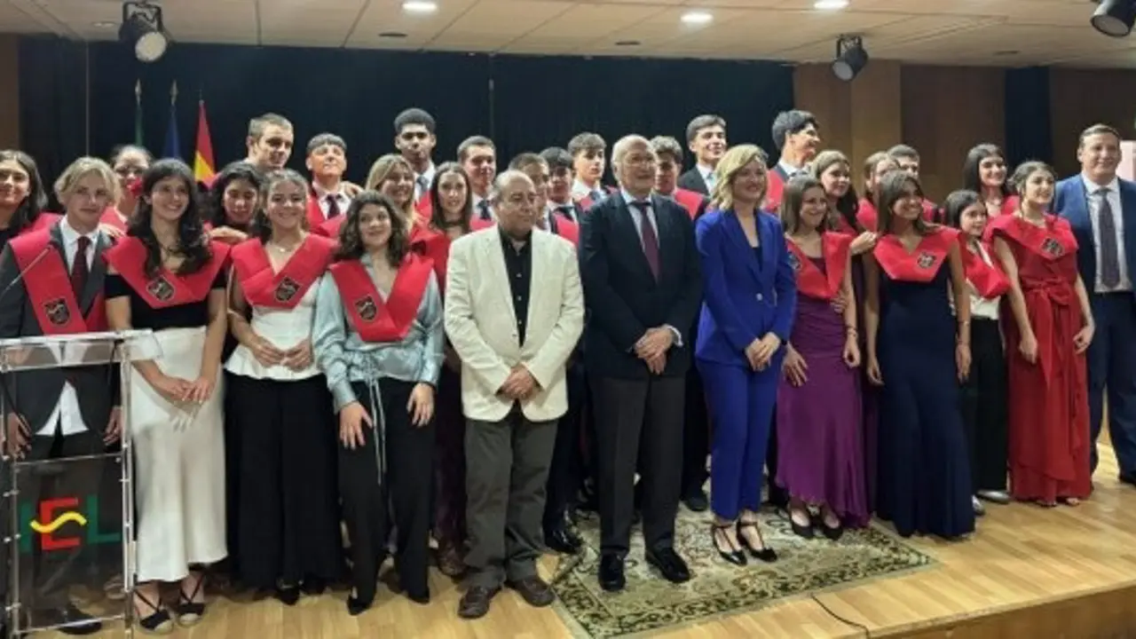 La ministra de Educaci&oacute;n, Formaci&oacute;n Profesional y Deportes, Pilar Alegr&iacute;a, en la ceremonia de graduaci&oacute;n del alumnado de segundo de bachillerato del Instituto Espa&ntilde;ol Giner de los R&iacute;os en Lisboa. - MINISTERIO DE EDUCACI&Oacute;N