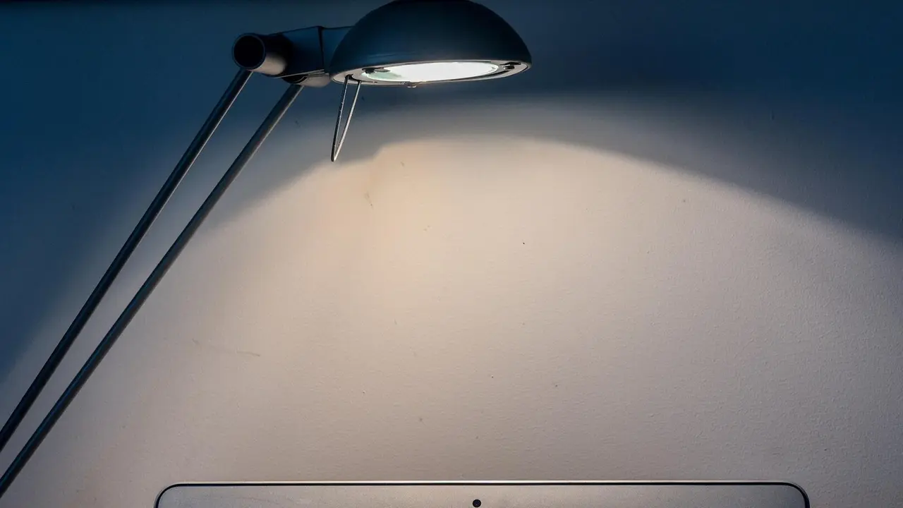 El precio de la luz cae este domingo a los 6,47 euros/MWh, su quinto valor m&aacute;s bajo de mayo. / EP