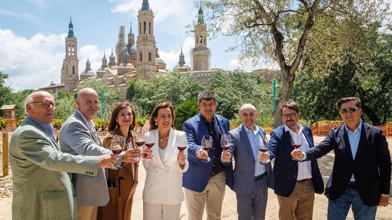 La alcaldesa de Zaragoza, Natalia Chueca, brinda en la presentacion del Festival Internacional de la Garnacha / DANI MARCOS