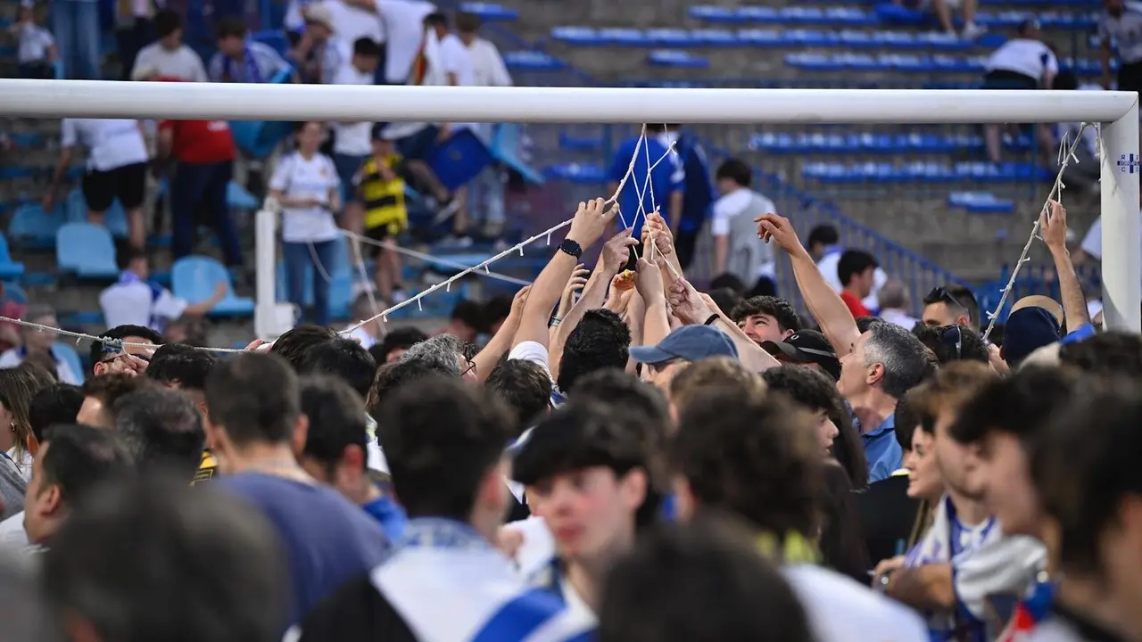 Aficionados del Real Zaragoza arrancan las redes de la porter&iacute;a de La Romareda / MARCOS CEBRI&Aacute;N