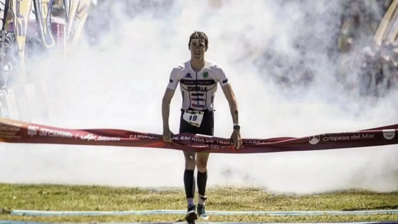 Fernando Zorrilla cruzando la l&iacute;nea de meta para convertirse en campe&oacute;n de Espa&ntilde;a / Federaci&oacute;n Espa&ntilde;ola de Triatl&oacute;n
