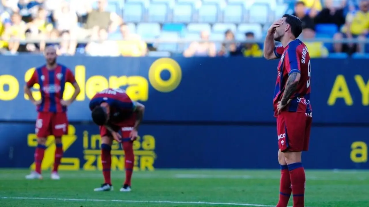Jugadores de la SD Huesca ante el C&aacute;diz / LaLiga