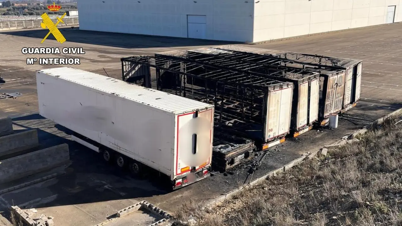 Estado de varios de los remolques incendiados en una empresa de Pedrola (Zaragoza). / GUARDIA CIVIL