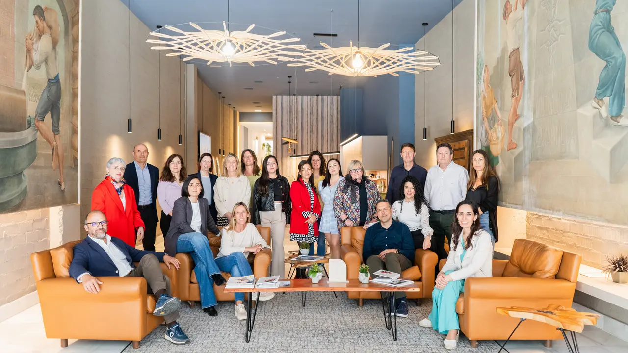 Foto del equipo de Gesti&oacute;n Com&uacute;n en su showrrom (C/ Coso 63).