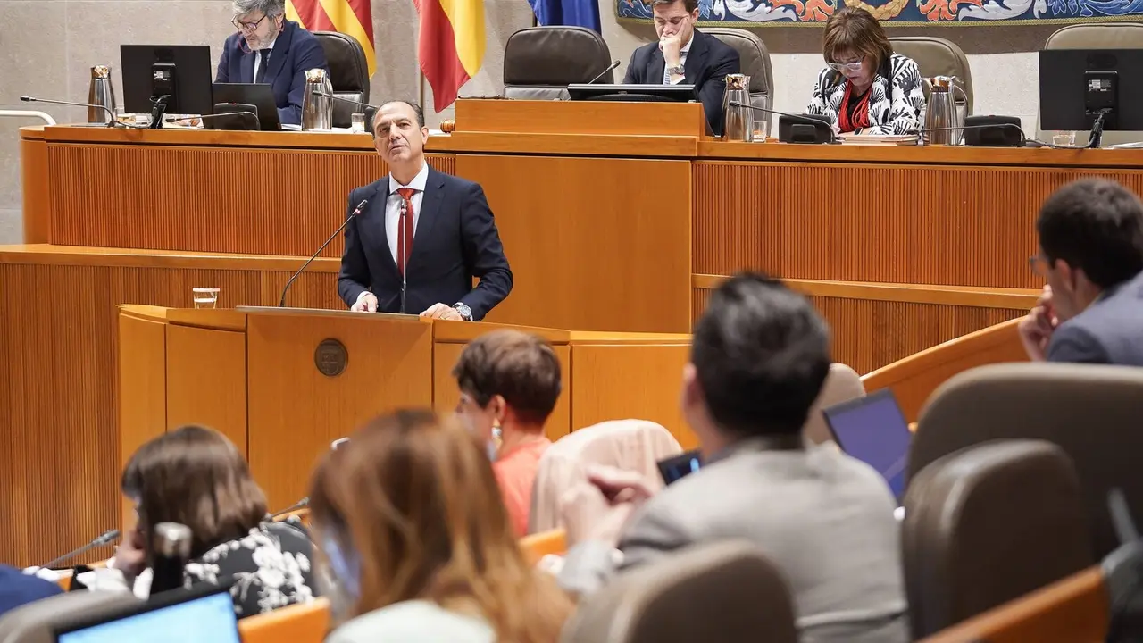El consejero de Sanidad, Jos&eacute; Luis Bancalero, en las Cortes