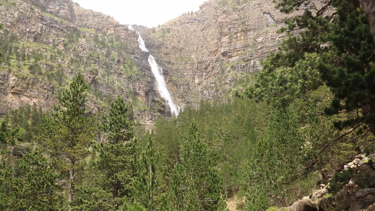 Cascada de Cotatuero ./ World of waterfalls