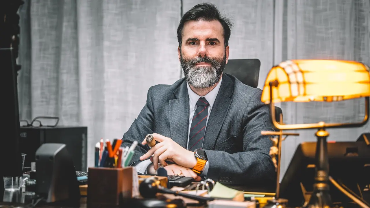 Imagen del letrado Marco Antonio Navarro en su despacho disfrutando de uno de sus placeres favoritos/H.A.