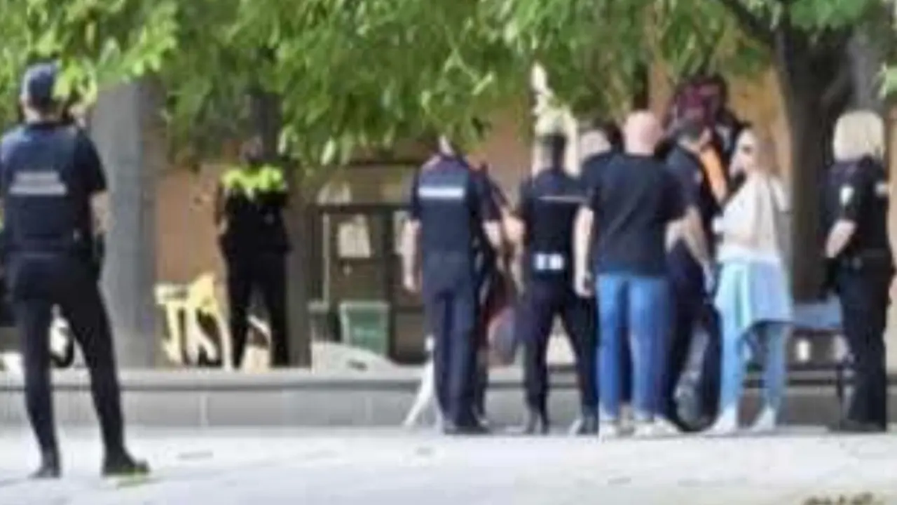 Imagen de la Plaza Jos&eacute; Mar&iacute;a Forqu&eacute; repleta de polic&iacute;as tras la trifulca/H.A.