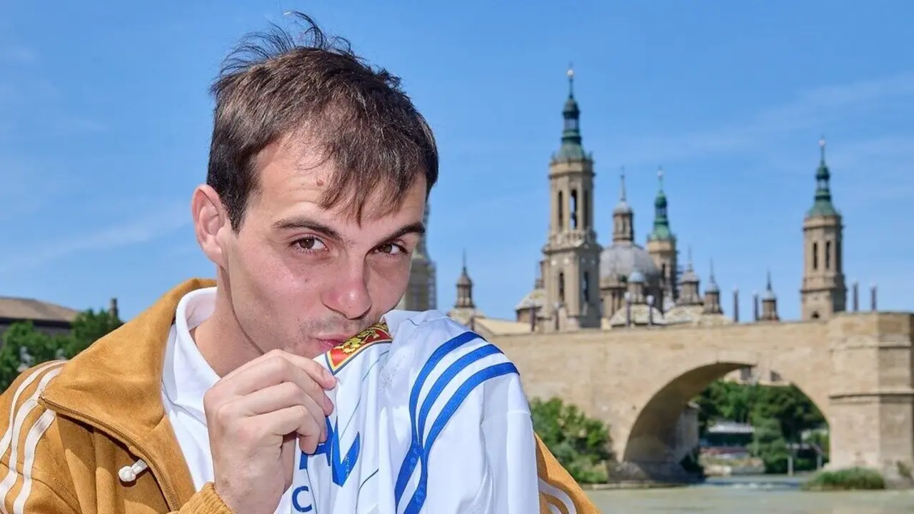 Francho Serrano besando el escudo del Real Zaragoza / RZ