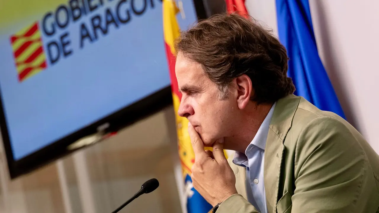 El consejero de Hacienda, Roberto Berm&uacute;dez de Castro, en la sala de prensa del Pignatelli./ Fabi&aacute;n Sim&oacute;n
