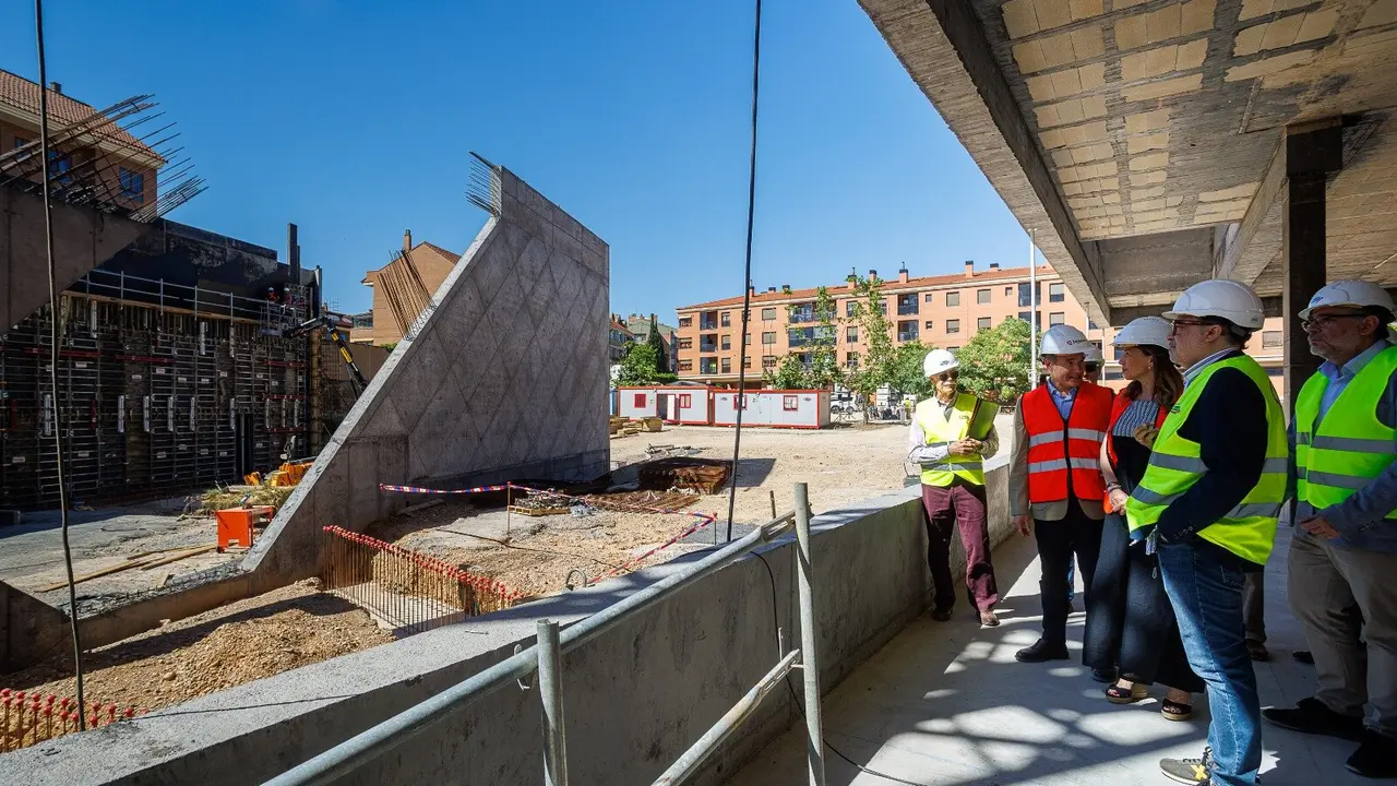 La alcaldesa Natalia Chueca visita las obras del Centro C&iacute;vico Hispanidad. /AZ