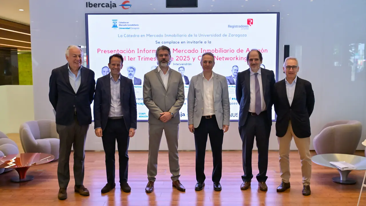 De izda. a dcha.: el presidente del Colegio de Agentes de la Propiedad Inmobiliaria de Arag&oacute;n, Fernando Baena; el director general de Grupo Plaza 14, Fernando Mont&oacute;n; &nbsp;el jefe de An&aacute;lisis Econ&oacute;mico y Financiero de Ibercaja, Santiago Mart&iacute;nez; el director de la C&aacute;tedra, Luis Fabra; el director de Estudios del Instituto Espa&ntilde;ol de Analistas, Jos&eacute; Ignacio Arenzana; y el arquitecto socio en Ingennus, Fernando Used. / IBERCAJA