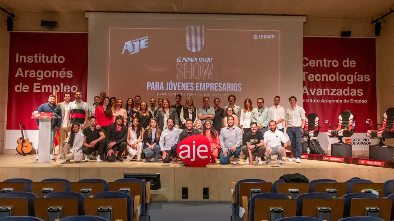 Foto de familia. / AJE