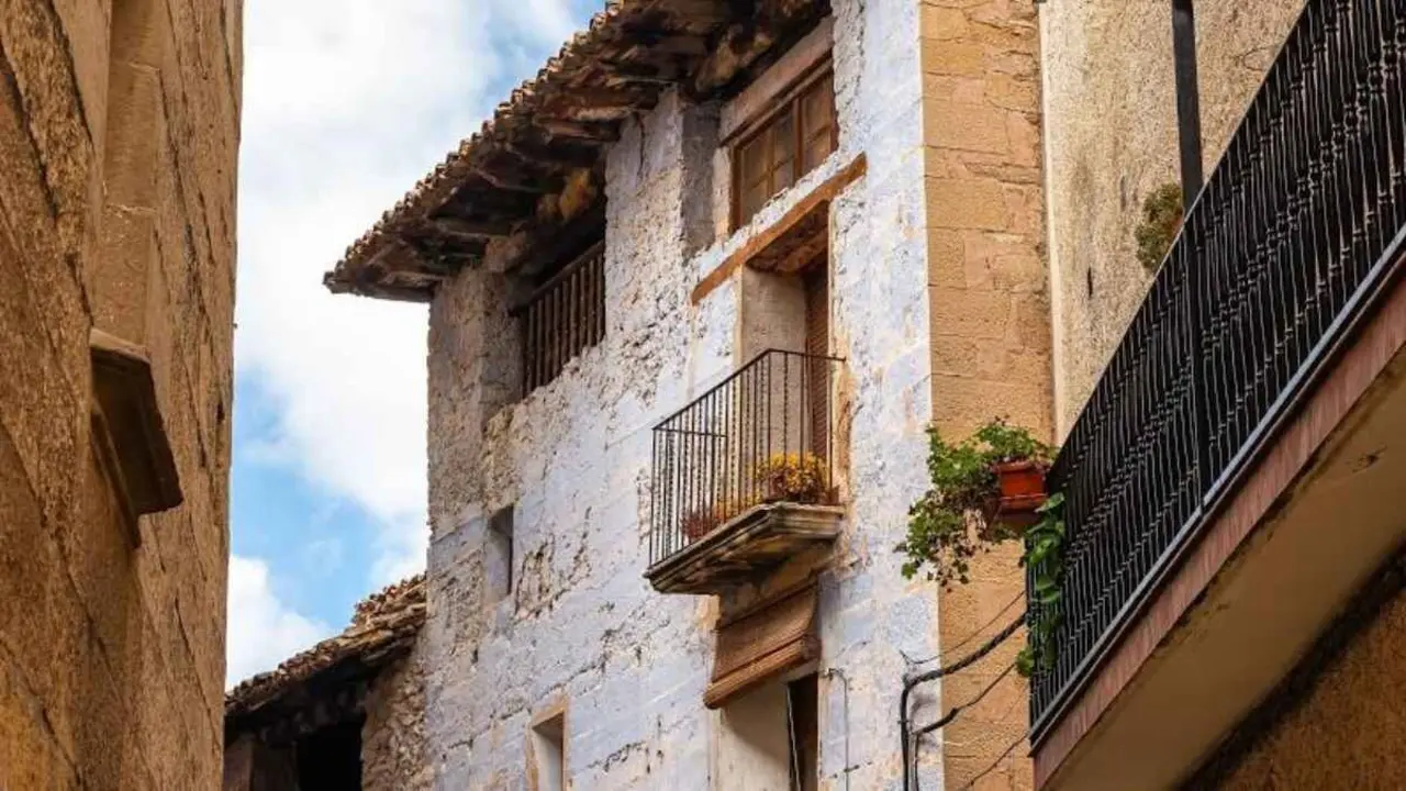 El pueblo medieval de Teruel que tuvo una c&aacute;rcel en su torre y est&aacute; lleno de murallas